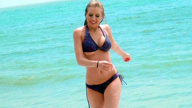 Sexy blonde seductively poses under sun in free XXX beach video