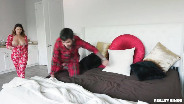 It's Christmas Eve and LaSirena69 Flashes Angel's BF: Watch the XXX Video!