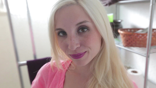 Attractive blonde Piper Perri poses for the cam in a XXX free sex clip to seduce a hot guy